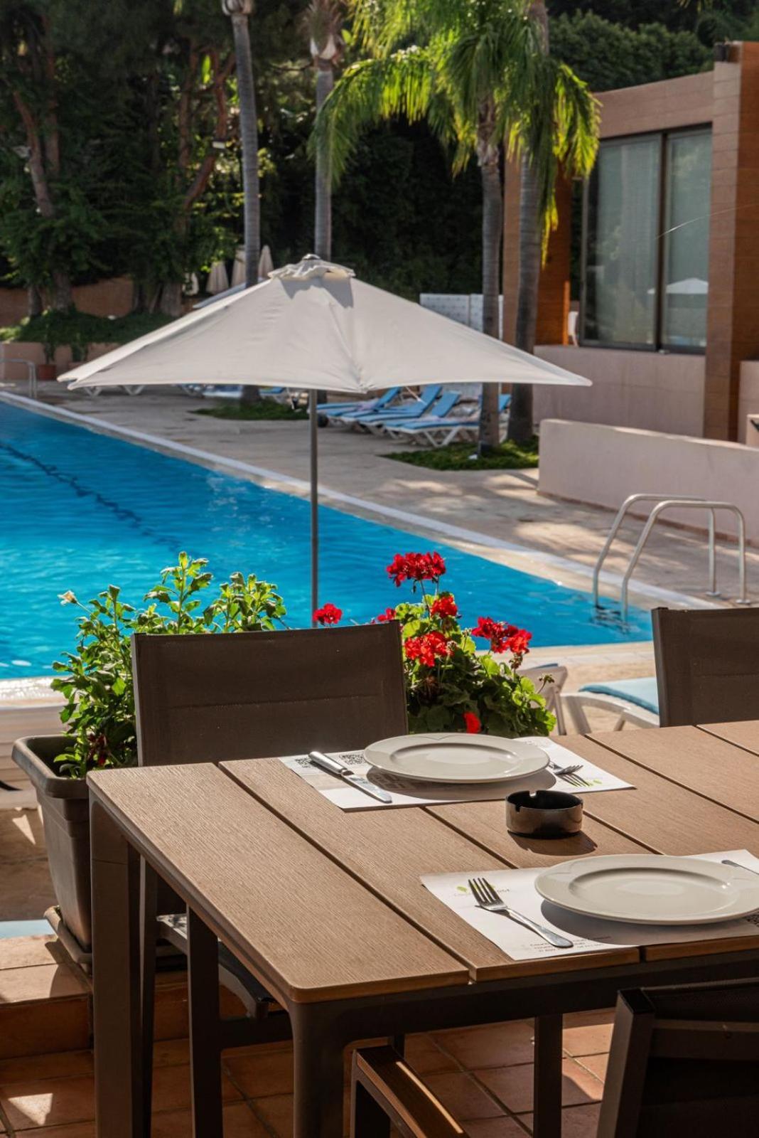Country Lodge Hotel & Resort Beirut Eksteriør billede