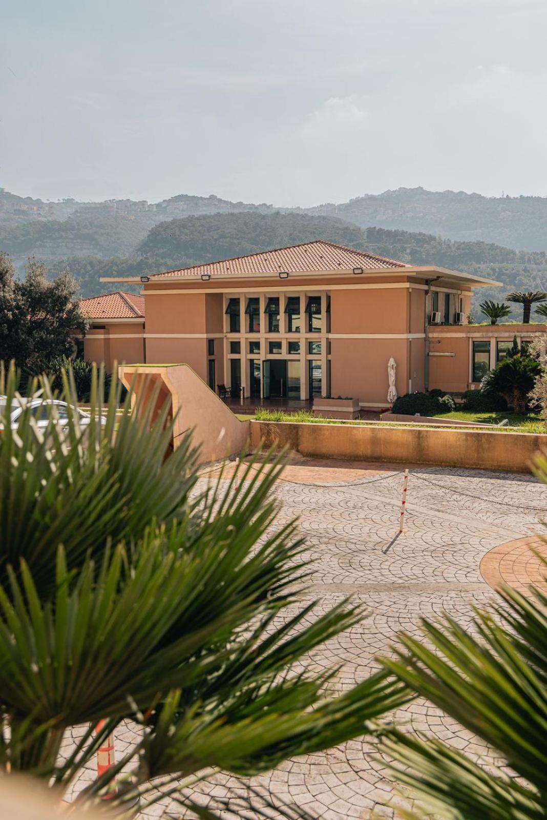 Country Lodge Hotel & Resort Beirut Eksteriør billede