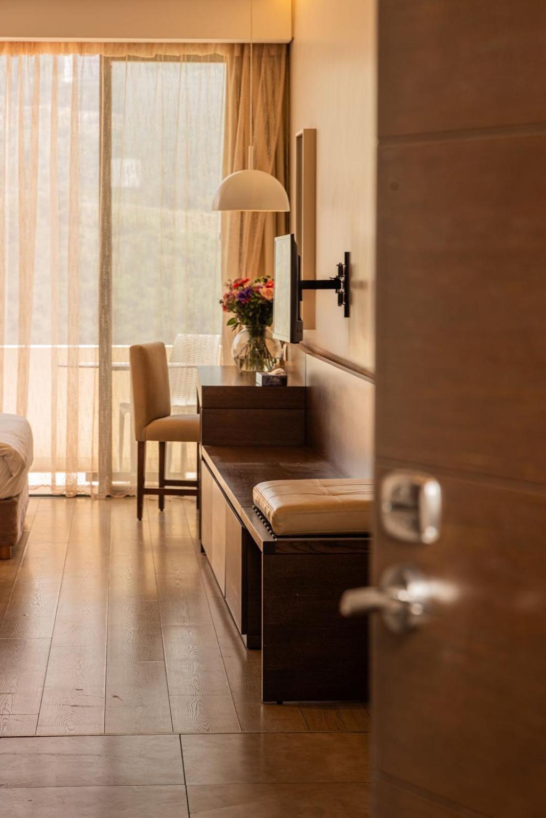 Country Lodge Hotel & Resort Beirut Eksteriør billede