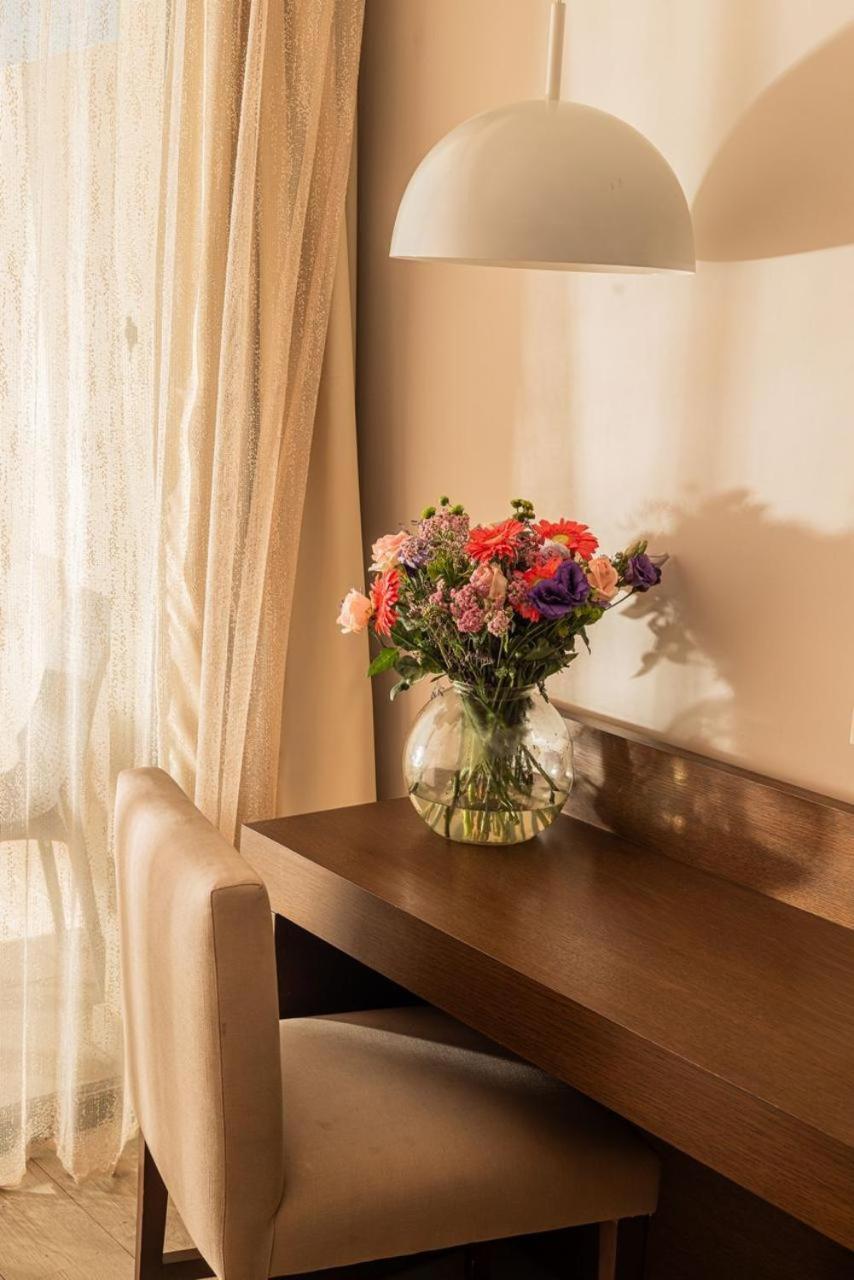 Country Lodge Hotel & Resort Beirut Eksteriør billede